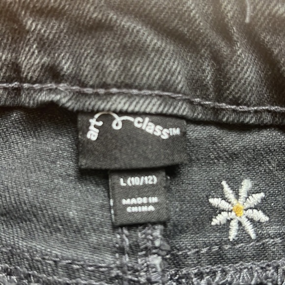 Black daisy jean shorts - Picture 3 of 3